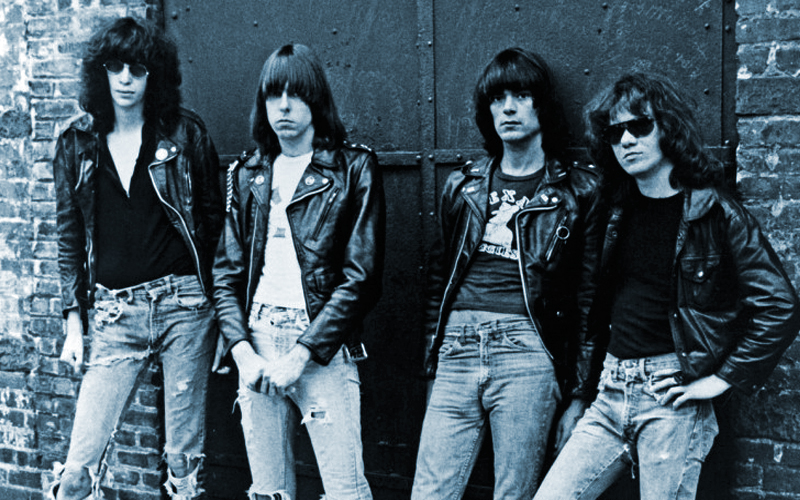 Veja como foram os bastidores do primeiro disco e da primeira tour do Ramones!