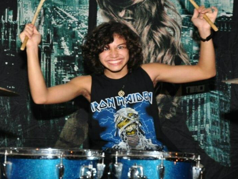 Autista, baterista de 14 anos supera bullying tocando em banda de metal!