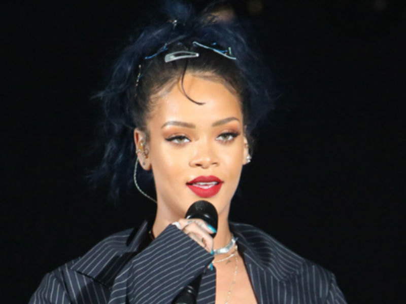 Rihanna lança programa de bolsas para universitários brasileiros estudarem nos EUA