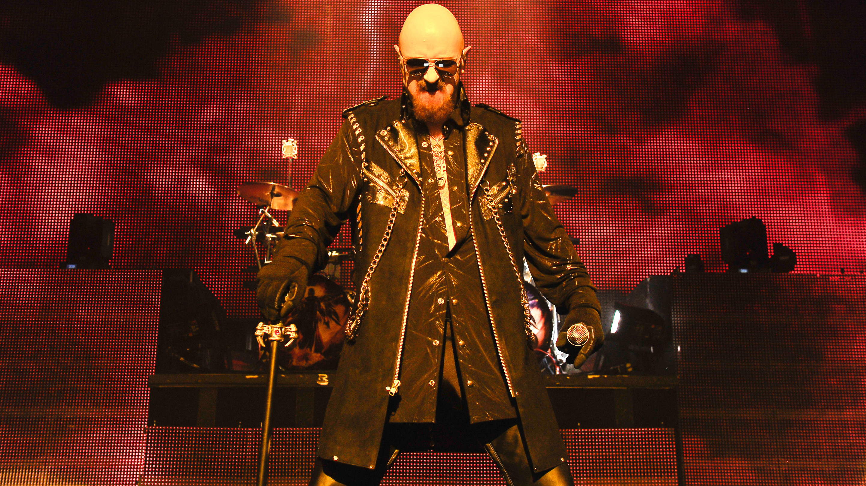 Rob Halford, vocalista do Judas Priest, chuta telefone das mãos de um fã durante apresentação