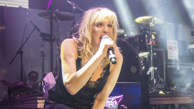 Courtney Love diz que filme do Mötley Crüe é “estúpido” e “vil sobre as mulheres”