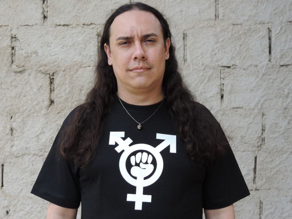 Föxx Salema, vocalista trans, recebe ameaças e é censurada por veículos de imprensa