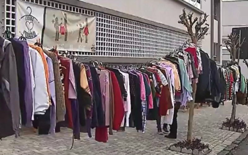 Escola cria varal solidário para ajudar quem não pode comprar roupas de inverno