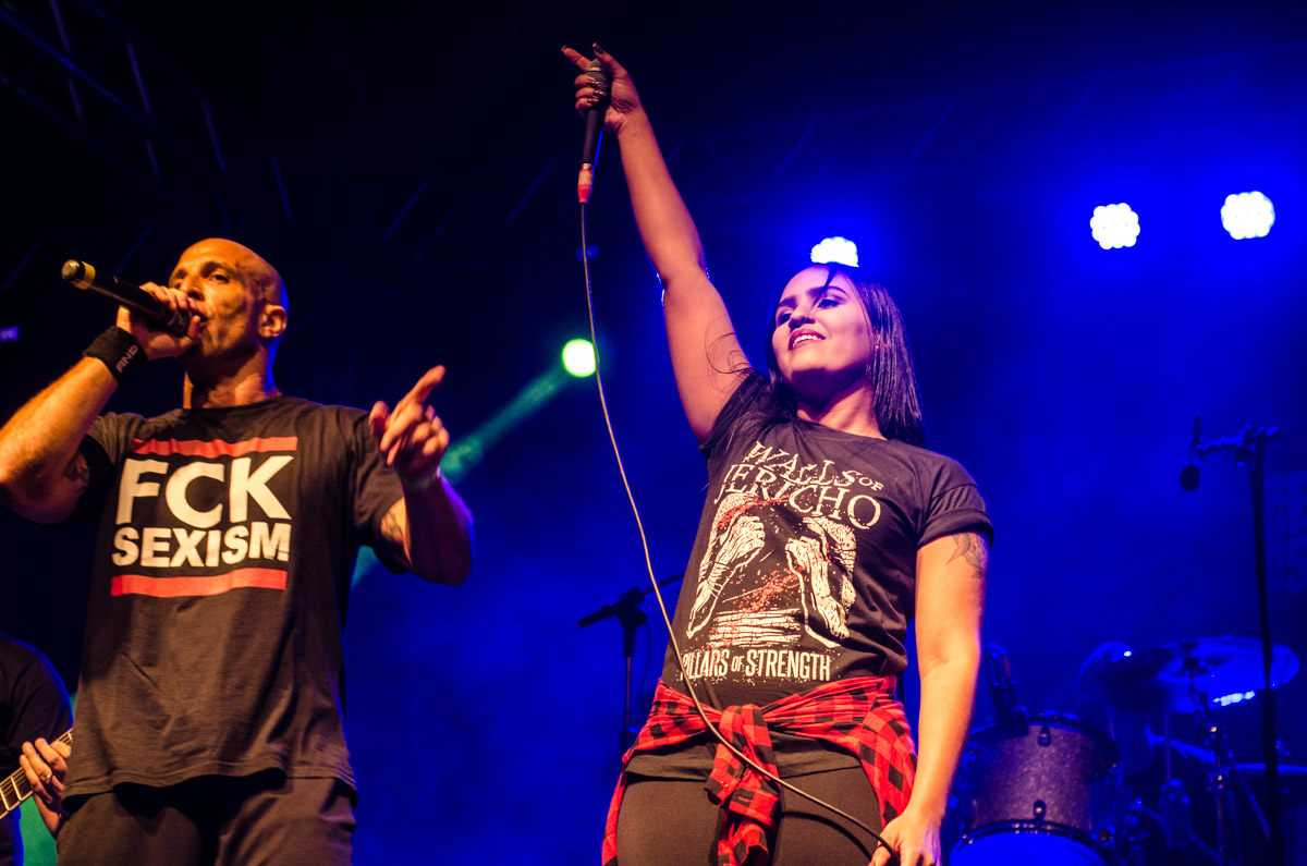 Garage Sounds estreia no Rio sob protestos contra o governo e o feminicídio