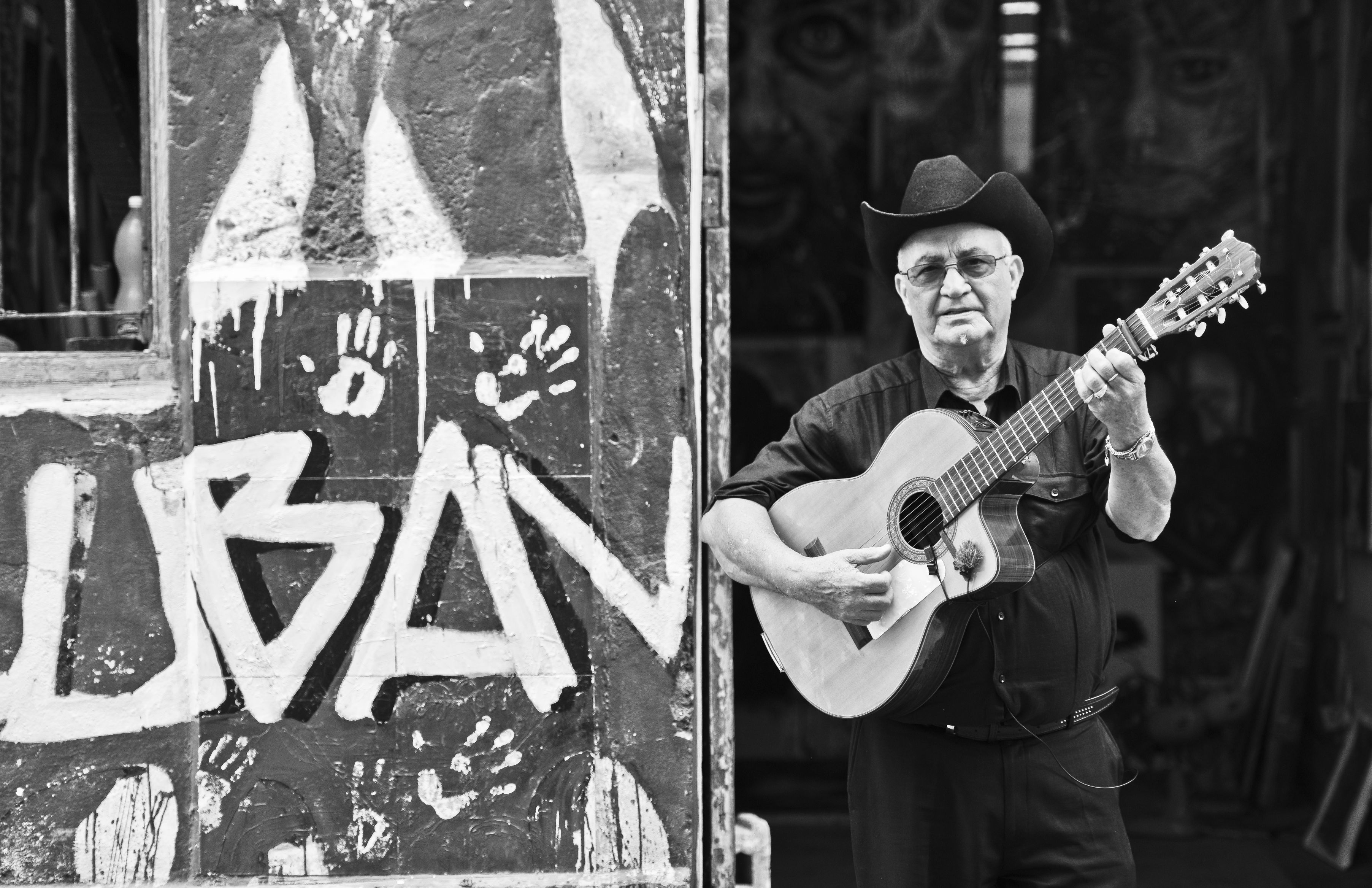 Eliades Ochoa, estrela do Buena Vista Social Club, anuncia concerto em Portugal