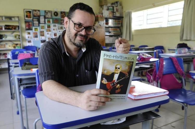 Professor de história usa a música para ensinar alunos da rede pública de Blumenau