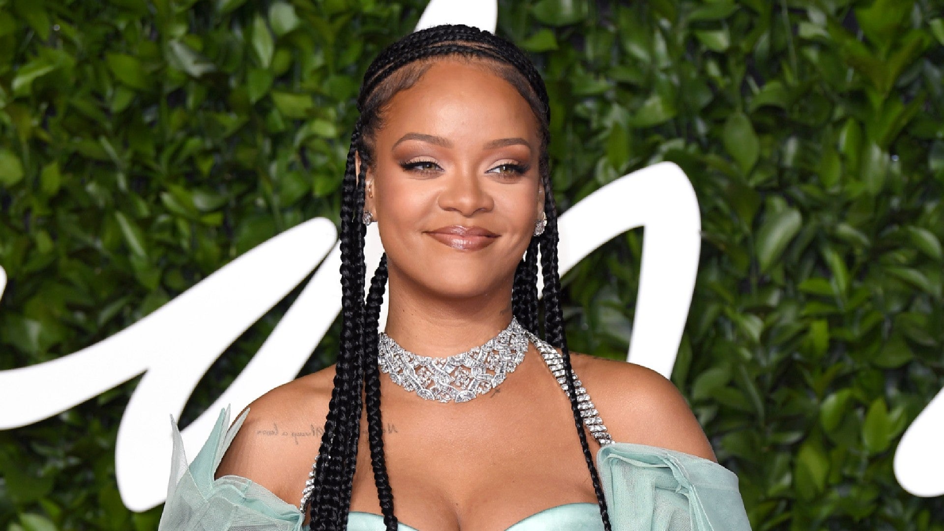 Rihanna e CEO do Twitter doam US$ 4,2 milhões às vítimas de violência doméstica