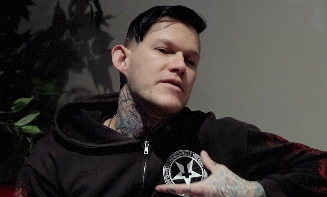 Vocal do Carnifex pede que “queimem vivo” político que sugere viver com salário mínimo nos EUA