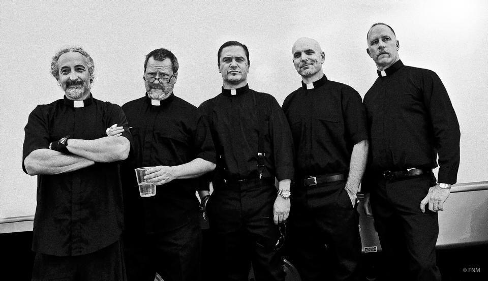 Faith No More lança merch exclusivo para ajudar equipe  durante a pandemia