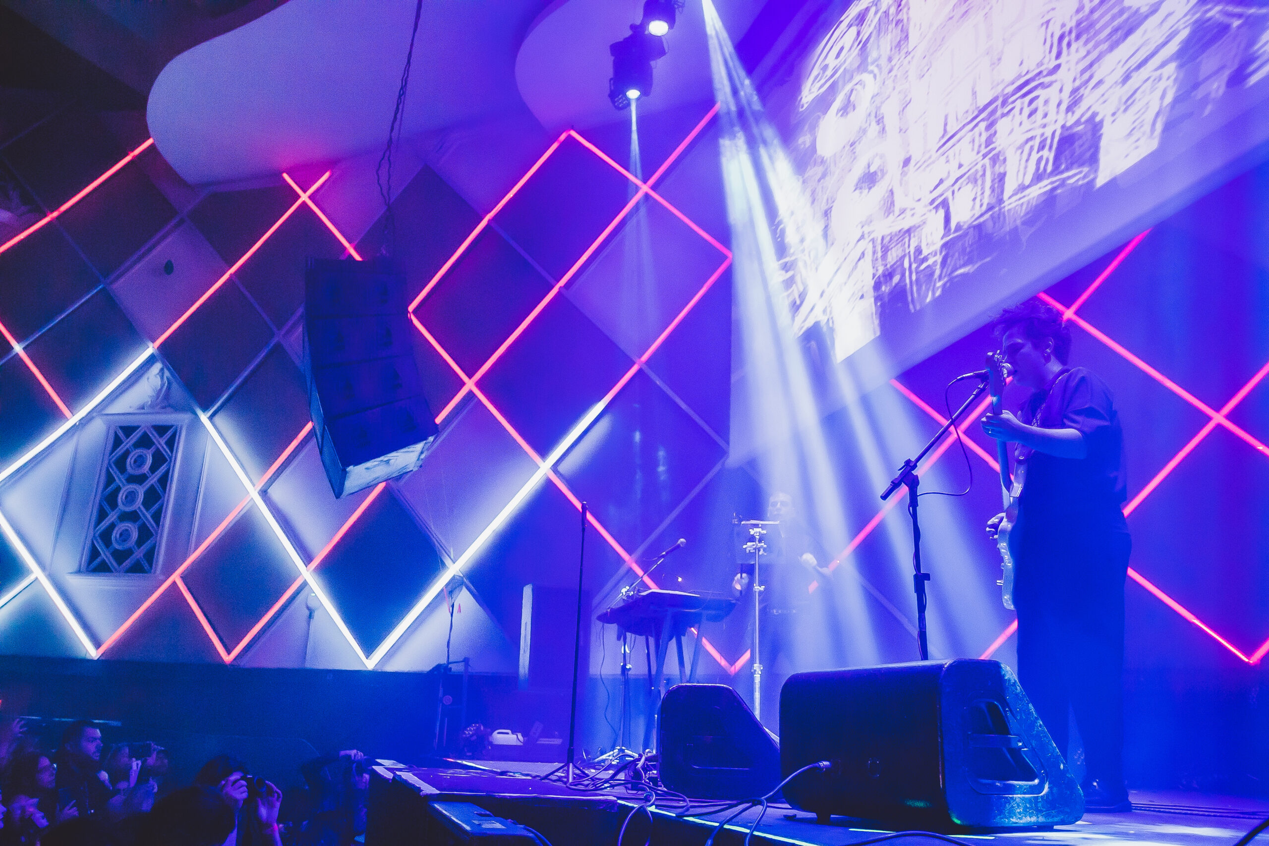 Em pleno dia útil, She Past Away faz show com clima de “balada gótica” em São Paulo