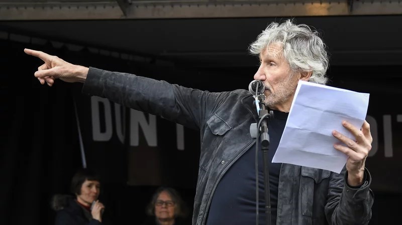 Roger Waters pede liberdade para Julian Assange durante protesto em Nova Iorque