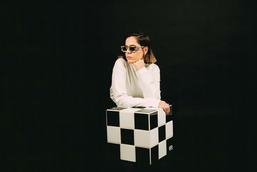 Lucia Tacchetti apresenta sonoridade eletrônica em novo álbum 
