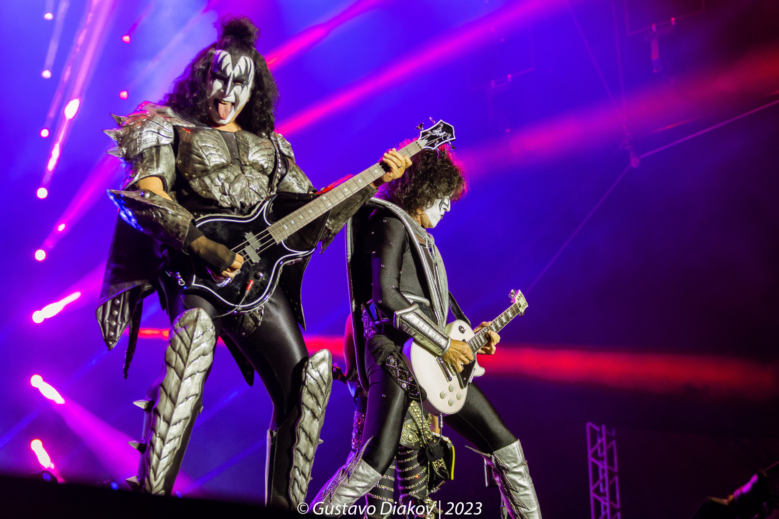 Músico de rock toca música no palco guitarrista roqueiro se