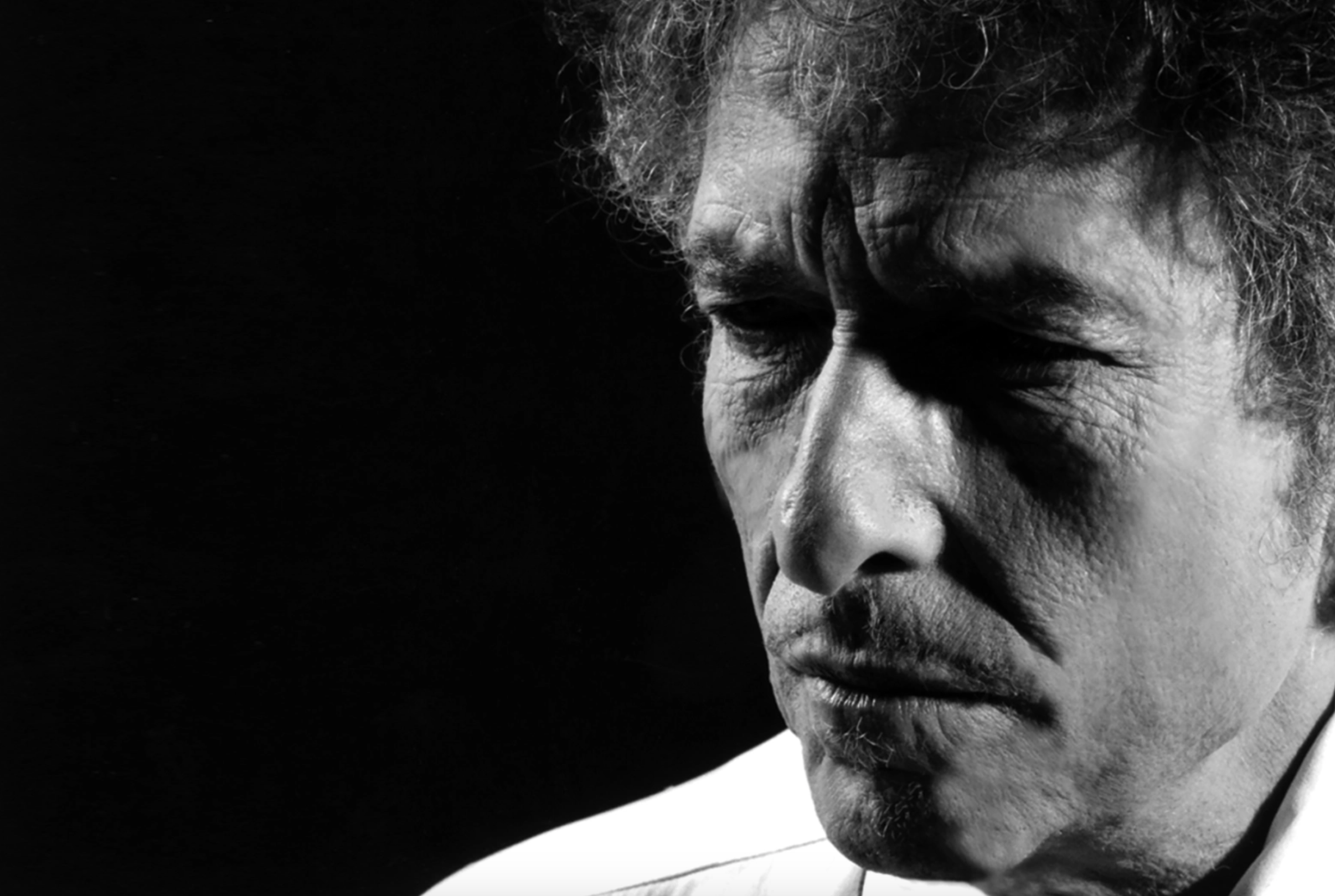 Bob Dylan substitui telas de celular pelo marejar brilhante nos olhares de seu público em Lisboa