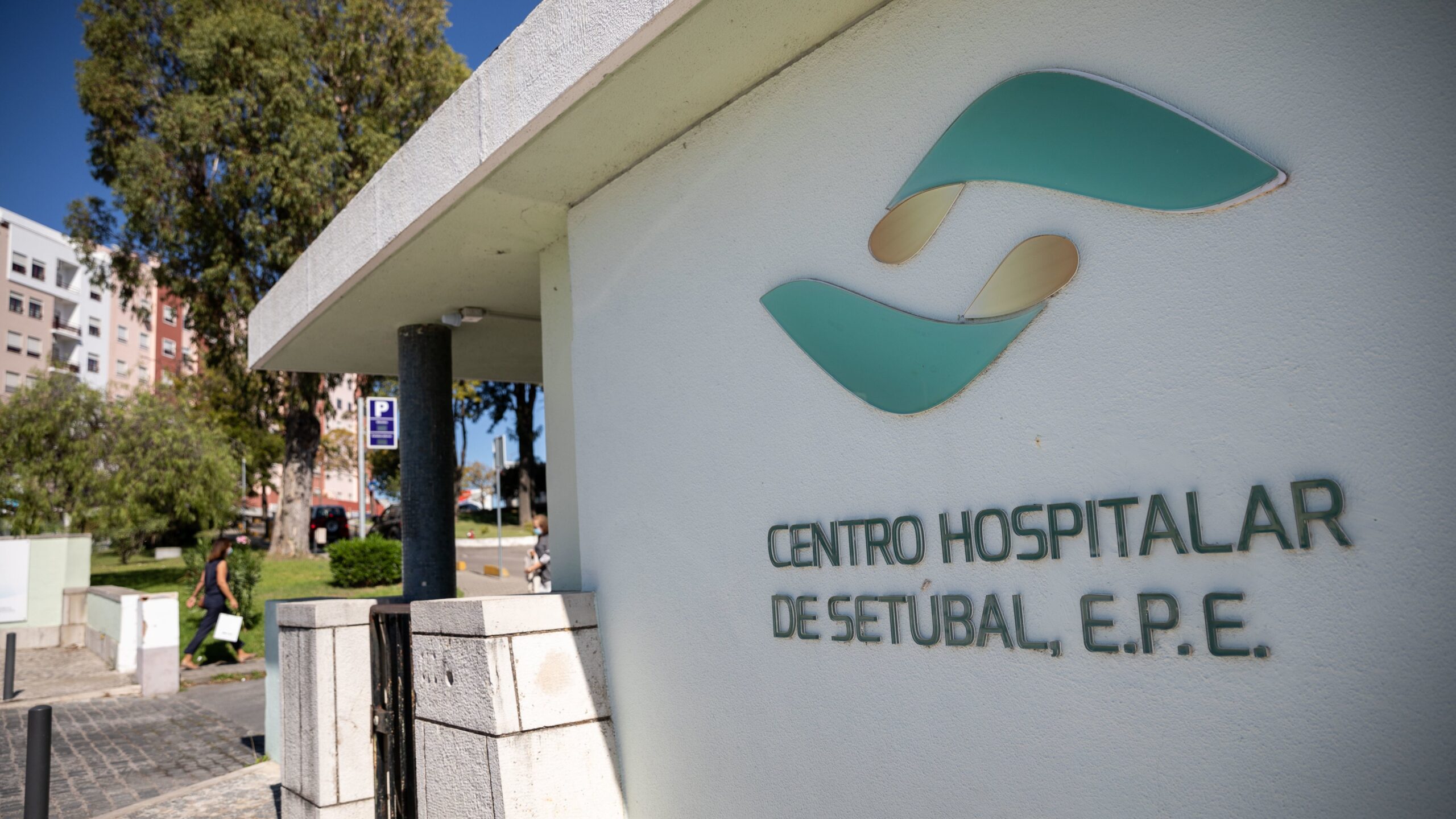 Brasileira relata sofrer negligência médica com filho autista em Portugal