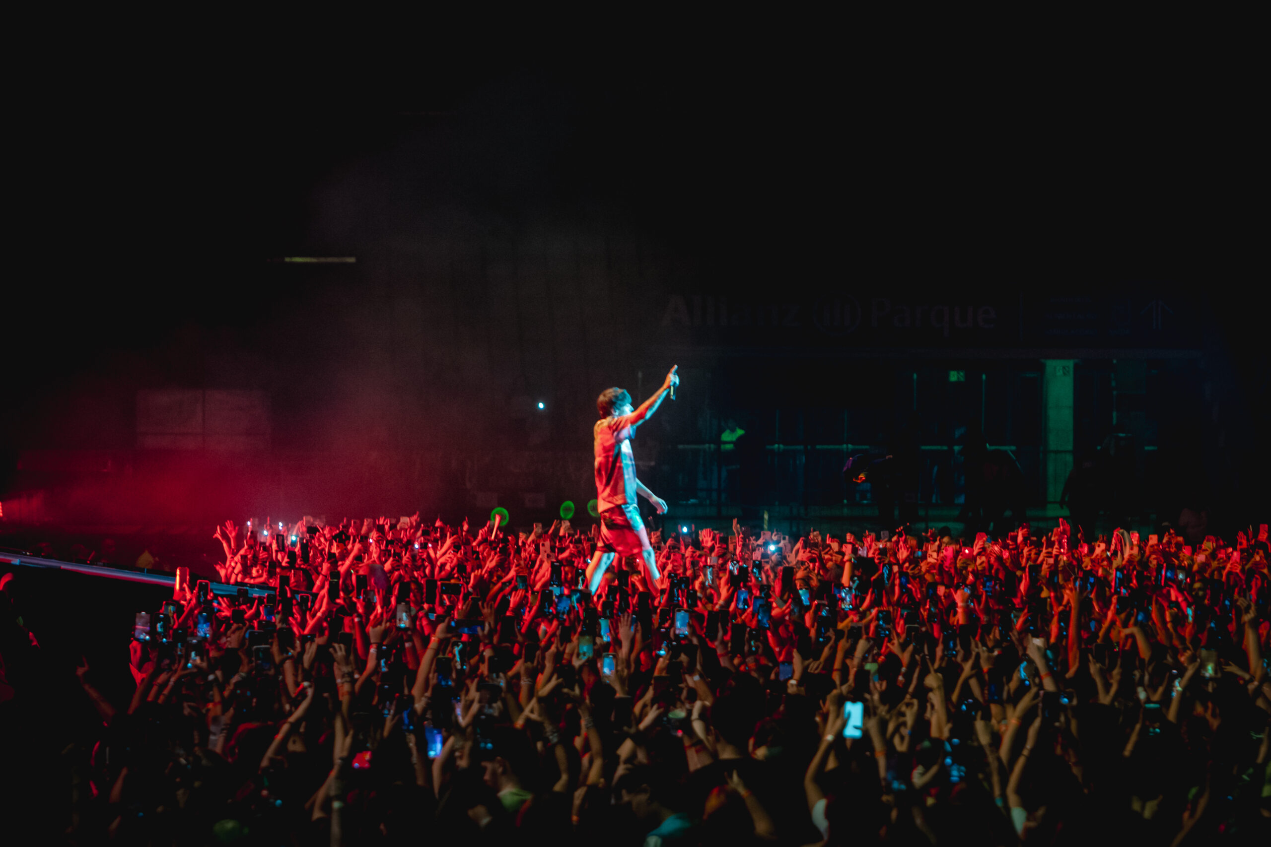 Louis Tomlinson em nova fase apresenta seu pop punk a uma multidão no Allianz Parque