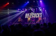 Buzzcocks mostra força mesmo sem líder original e mantém seu legado no punk