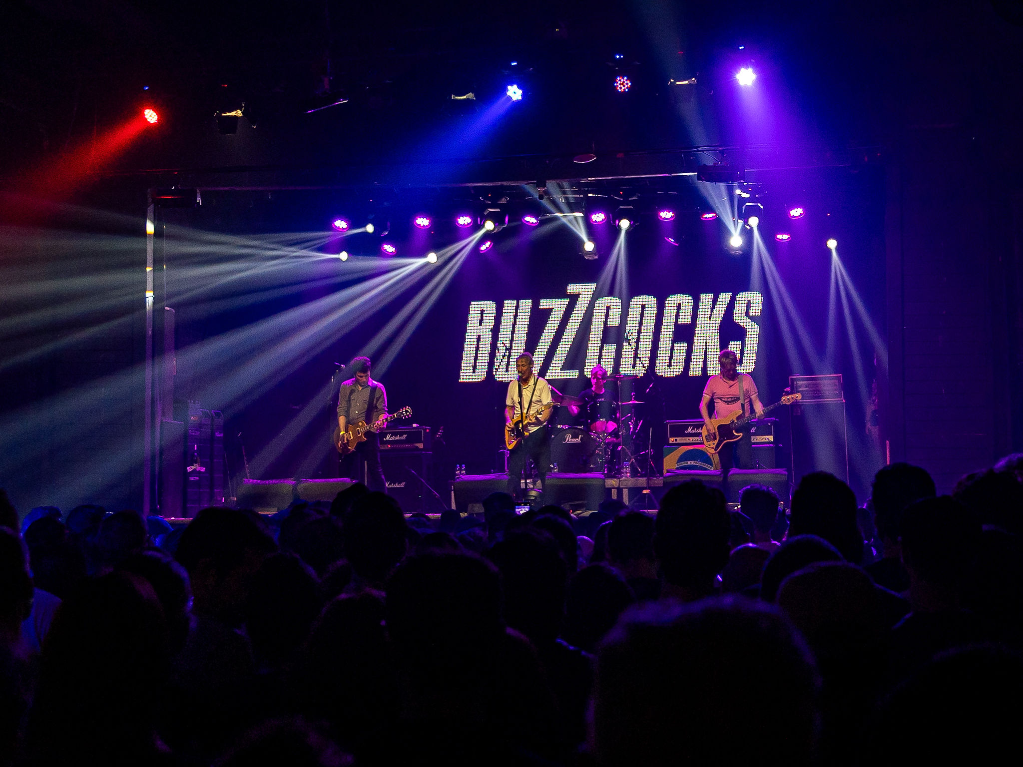 Buzzcocks mostra força mesmo sem líder original e mantém seu legado no punk