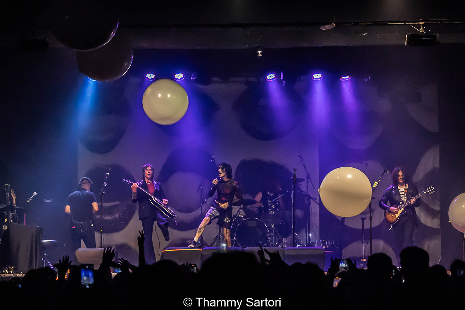 Palaye Royale prova que um show não precisa estar lotado para ser absurdamente energético